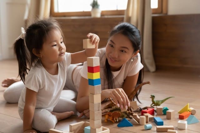 15 Mainan Anak Edukatif Sesuai dengan Usia dan Tips Memilihnya