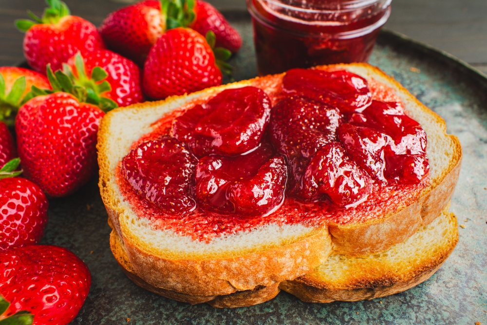 Roti Bakar Keju Selai Stroberi